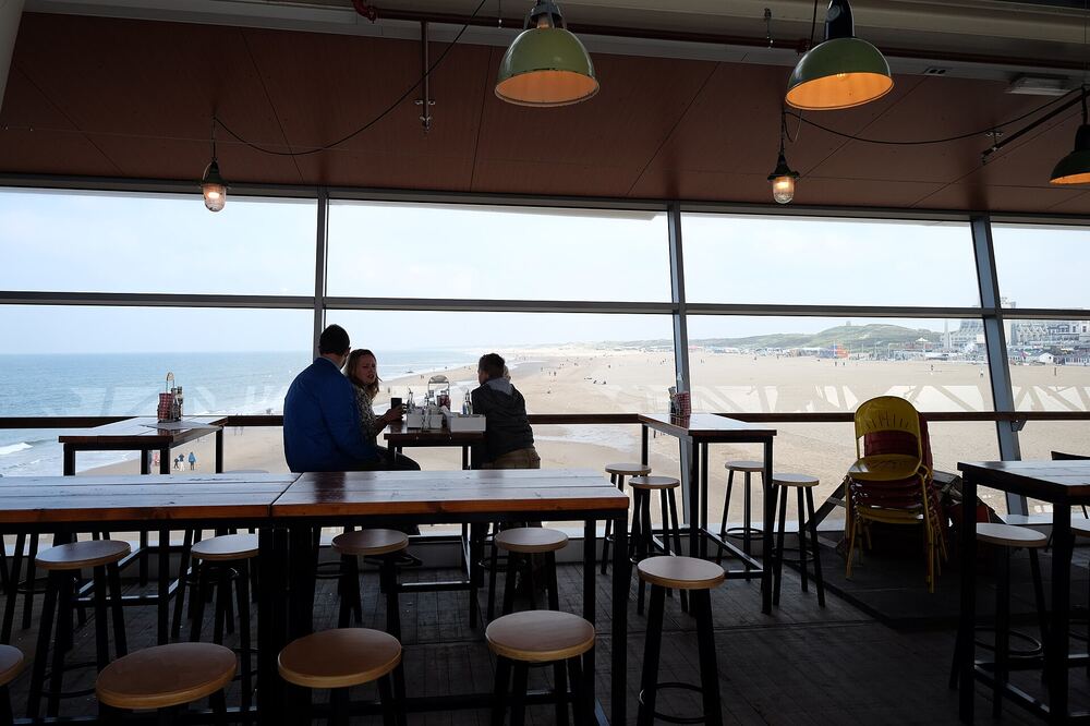 Uitzicht op zee vanaf een café op de Scheveningse Pier