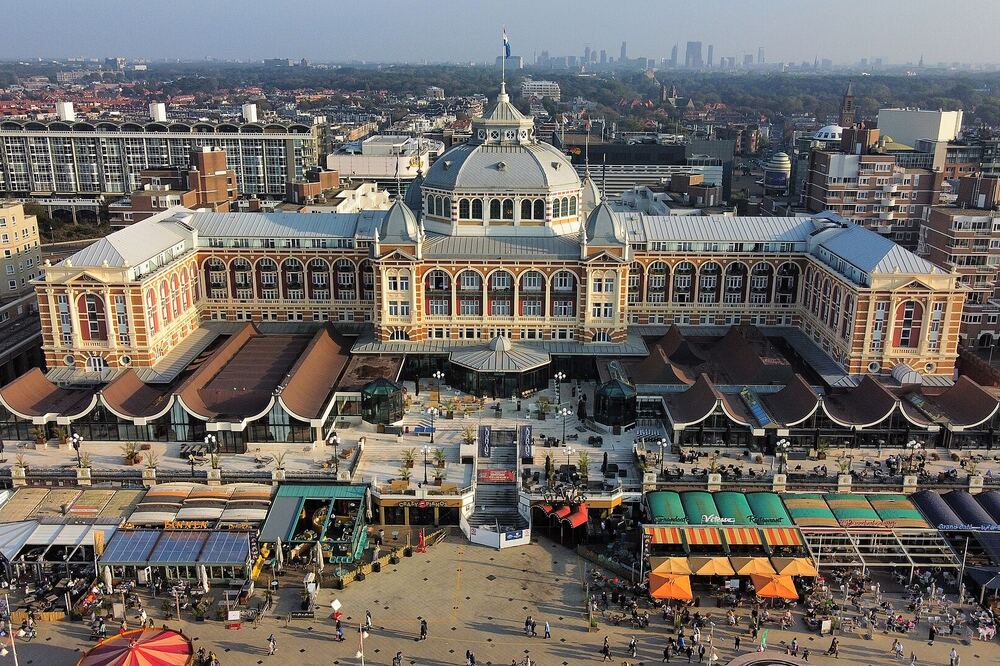 Het Kurhaus in Scheveningen met de terrassen op de Strandweg