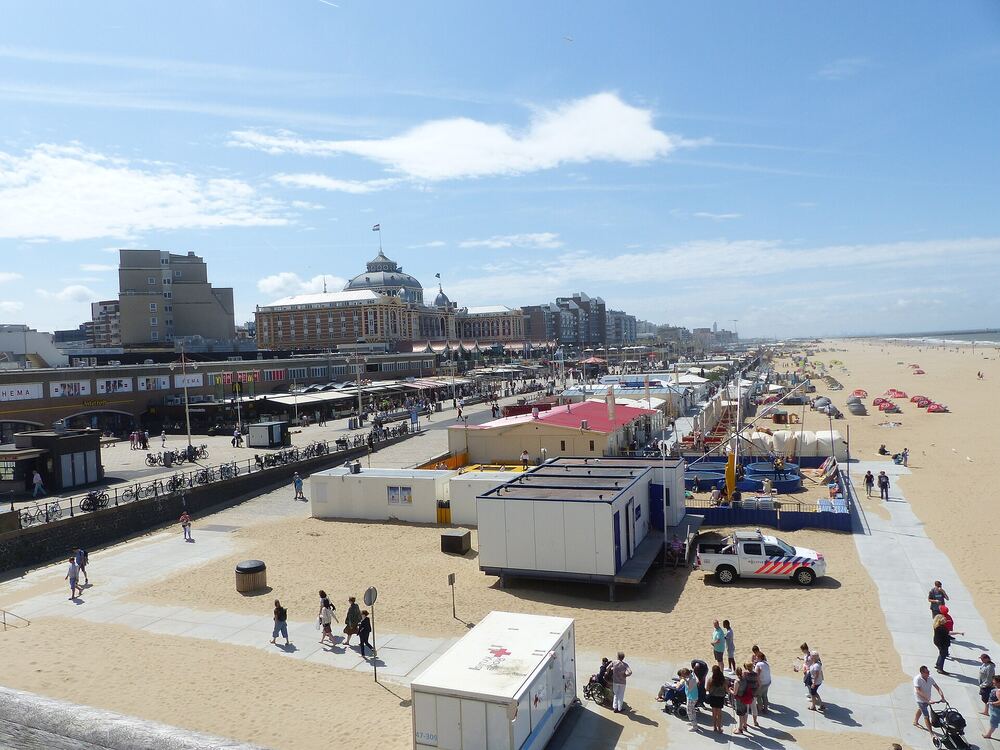 Het strand van Scheveningen met de strandpaviljoens en het Kurhaus