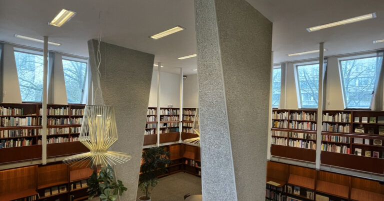Permanent Collection West Den Haag – Alphabetum XI De Bibliotheek — museum-expo in Scheveningen